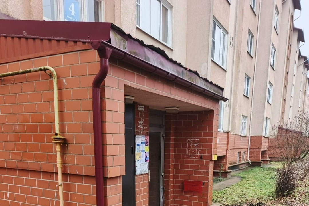 Произвели монтаж водосточной системы из качественной линейки материалов завода «Grand Line» по ул. Тюменской, в д. 2, д. 3, д. 4